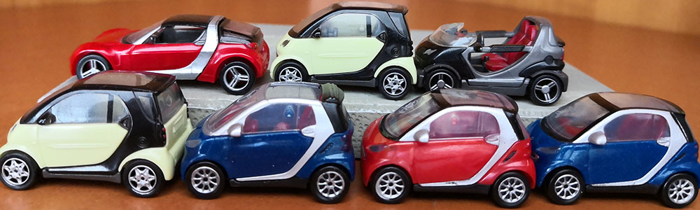 Viele Smarts in der Größe von Spielzeugautos